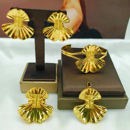 Boucles d'oreilles et bijoux pendentiels pour femmes Mariages de luxe Stud avec anneau de bracelet 4pcs anniversaire usure quotidienne 240425
