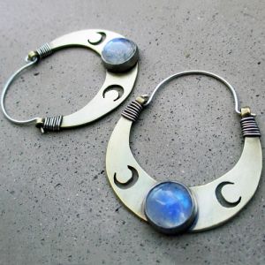 Boucles d'oreilles artisans bohèques fabriquent des boucles d'oreilles de lune semi-circulaires avec des incrustations de pierre de lune, des boucles d'oreilles rétro pour femmes