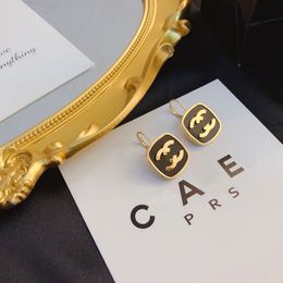 Pendientes Pendientes de diseñador de encanto de 18k Pendientes de oro con pendientes de lujo Joya de moda Diseño redondo para mujeres Accesorios para fiestas de bodas Pareja seleccionada