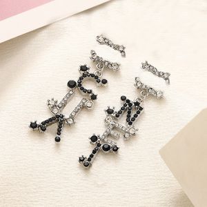 Oorbellen Charm Designer Womens Stud Sier Charm Merk Letter Plated Gift Hanger Legering Niet-vervagende Sieraden van hoge kwaliteit Oorbellen Kristal Strass