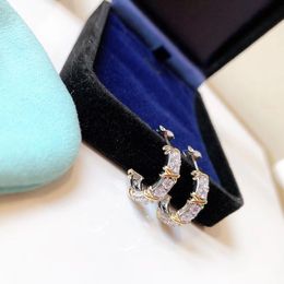 Pendientes aretes de diseñador aretes diseñador cuatro diamantes cruzados aretes de diamantes completos artesanía exquisita noble, elegante y generosa