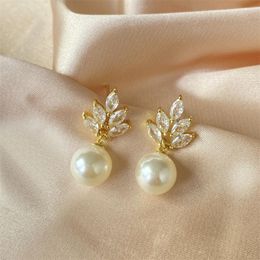 Boucles d'oreilles Designer pour femmes Dangle élégante forme de feuille cubique zircone Imitation perle concevoir mode bijoux de fête de mariage de mariée