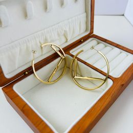 Boucles d'oreilles Designer pour femmes Gold Hoop Titanium Steel Circle Lettre Hollow Stud avec boîte-cadeau originale pour les boîtes de nuit de fête Hip Hop Rap