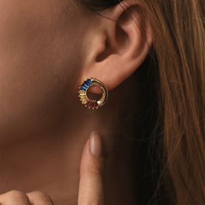 oorbellen ontwerper voor vrouwen high-end cirkelontwerp, prachtige lichte luxe oorknopjes bezet met kleurrijke zirkoon persoonlijkheid vintage textuur oorbellen