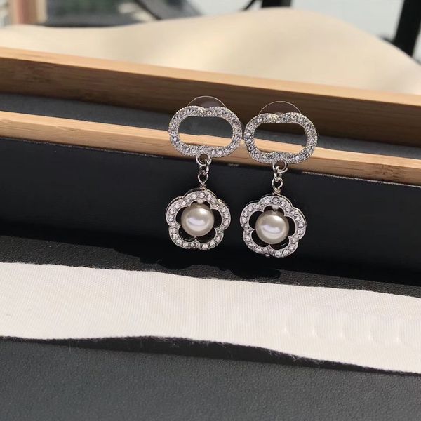 Diseñadores de aretes para mujer Charm Luxurys aretes para mujer color sólido con letras de diamantes arete moda casualearrings cena regalo joyería muy bonito