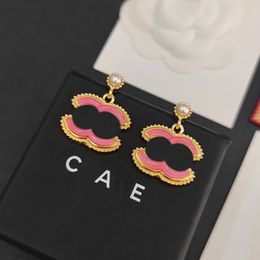 Designers de boucles de boucles nouvelles boucles d'oreilles plaquées or en match rose conçue pour les boucles d'oreilles de haute qualité charmantes à la mode.