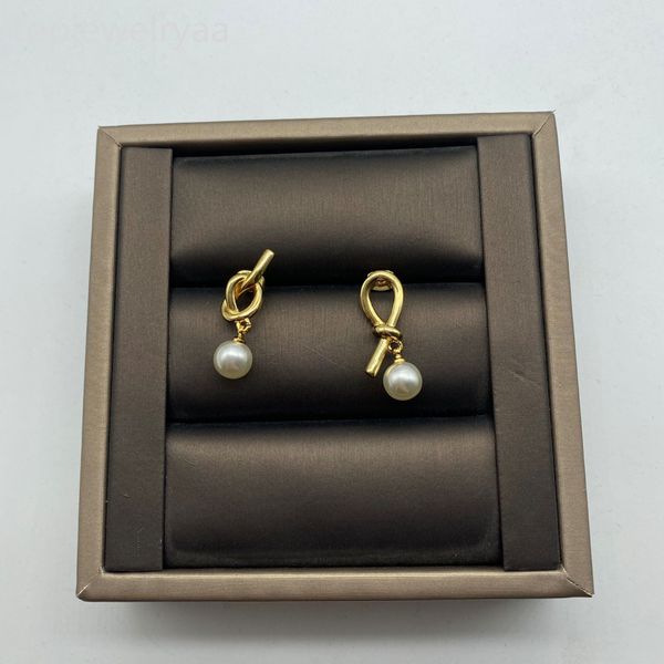 Boucles d'oreilles Diamant Perle Plusieurs styles disponibles Boucles d'oreilles de marque de créateur Accessoires de bijoux à tige Boucles d'oreilles pour femmes plaquées or Conception de noeud en métal de mariage