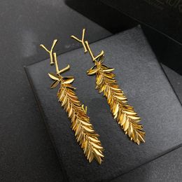 Pendientes Luxury 18k Pendientes de oro Pendientes de oro Diseñador nuevo Pendientes de colgante en forma de pluma de alta calidad Pendientes de cumpleaños de mujer encantadora de alta calidad