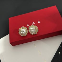 Pendientes Pendientes de lujo con pendientes dorados nuevos pendientes de pernos diseñados para chicas modernas de moda Pendientes de alta calidad con regalos de alta calidad