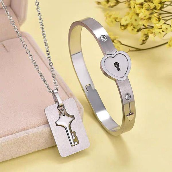 Boucles d'oreilles Collier 2pcs Couples Bijoux Ensemble Bracelet Love Coeur Lock Bracelet Femmes Hommes Couple Key Key Romantique Valentine Cadeau