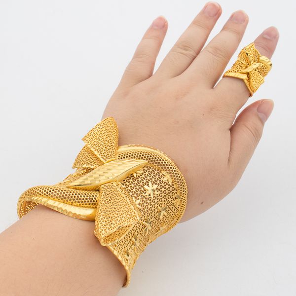 Collier de boucles d'oreilles Dubaï Brangle de manche avec bague pour femmes Bracelet en cuivre à l'or