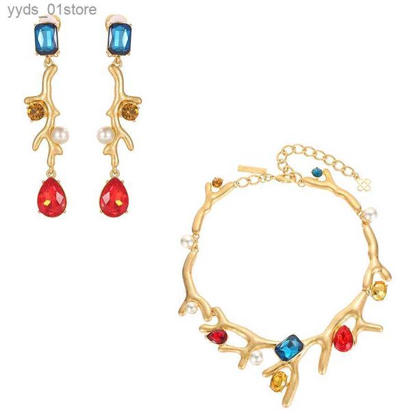 Boucles d'oreilles Collier Mode européenne et américaine couleur cristal corail Long gland boucles d'oreilles perle goutte oreille Clip oreille goujons collier ensemble L240323