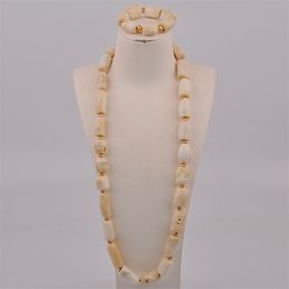 Collier de boucles d'oreilles Collier de mode Corail Natural blanc masculin Perle de mariage africain Bijoux de marié nigérian Set AU179 230110