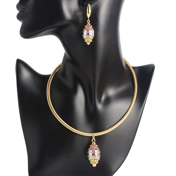 Boucles d'oreilles Collier Haute Qualité Mariage Nigérian Femmes Boutique De Mode Goutte D'eau Pendentif Doré De Luxe Exagéré Ensemble De Bijoux De Mariée