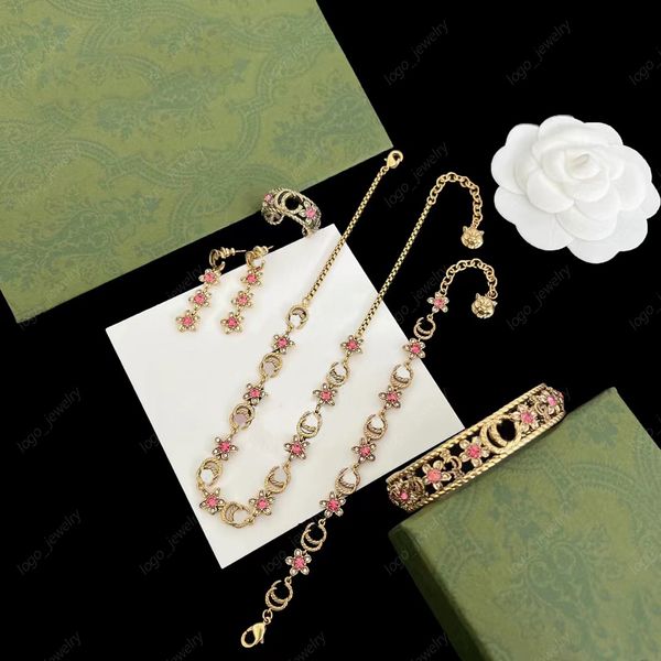 Orecchini Collana Designer di lusso Lettera floreale in oro Set di gioielli Collane da donna Bracciale di moda inciso Braccialetti Orecchini pendenti Anello per le donne festa di nozze