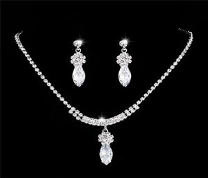 Collier de boucles d'oreilles Luxury Feme Feme Crystal Wedding Bijoux Set Charm Silver Color Slemper pour les femmes Denty Bride Flower Chain4899236