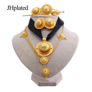 Oorbellen Ketting Luxe Vergulde bruids Sieraden sets voor vrouwen Ethiopische Rode touw hanger Haarspeld ketting oorbellen armband ring huwelijkscadeau 230703