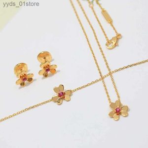 Oorbellen Ketting Populair Nieuw Rose Goud Lucky Cr Ketting Dames Oorbellen Zoet en Elegant Luxe Merk Sieraden Set Kerstcadeau L240323