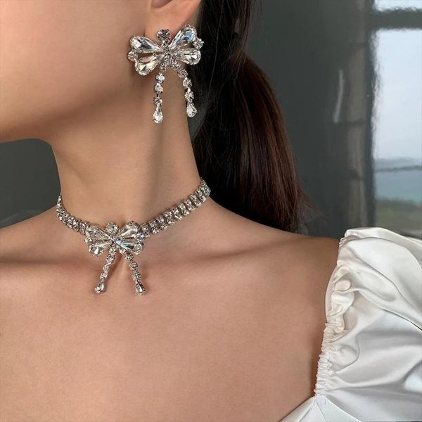 Ensemble de collier et boucles d'oreilles pour femmes, rétro, tempérament papillon, accessoires de chaîne de clavicule féminine, pompon à nœud, vente en gros, 2021