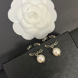 Pendientes Pendientes colgantes de perlas Pendientes de regalo de lujo negros Joyería de viaje para fiesta de bodas con logotipo de diseñador Pendientes de amor de tamaño pequeño para niñas lindas al por mayor