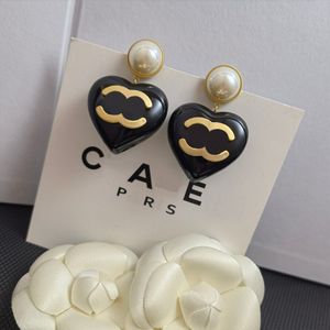Boucles d'oreilles premium 18 km boucles d'oreilles plaquées marques créatrices noires en forme de coeur petit pendant design de haute qualité bijoux de boucles d'oreilles à la mode fête d'anniversaire