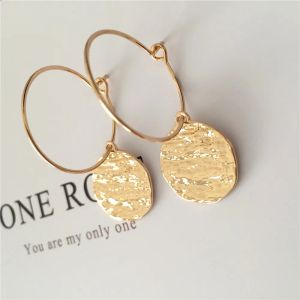 Boucles d'oreilles simples boucles d'oreilles conçues conçues de couleur dorée de surface d'eau rond avec des boucles d'oreilles de cerceau minces pour les femmes décontractées