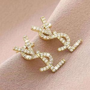 Boucles d'oreilles Stud 18K plaqué or cristal autrichien lettre boucles d'oreilles pour femmes européennes et américaines populaires simples boucles d'oreilles de créateur mariage mariée bijoux cadeau888