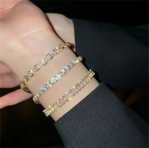 Boucles d'oreilles Stud Designer Bracelet Bijoux Style rétro classique avec bracelet en diamant Bracelets à la mode Bijoux de mode élégants Bijoux de charme pour femmes 2024