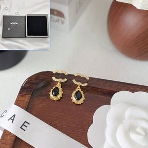 Pendientes Stud Colgante de piedras preciosas blancas Pendientes con dijes Boutique Mujer Joyería de diseño Regalo de amor de cumpleaños de alta calidad Pendientes chapados en oro Logotipo clásico con caja Stud