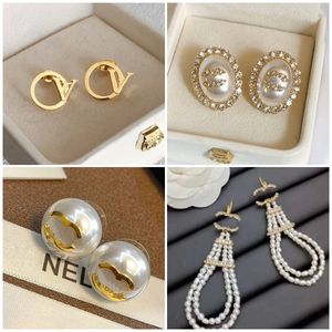 Boucles d'oreilles Stud Femmes Perle Chaîne Boucles D'oreilles Simple Designer Lettre Oreille Stud Nouvelles Boucles D'oreilles En Diamant Marque Designer Plaqué Or Charme Boucles D'oreilles Bijoux De Luxe Pour Les Filles