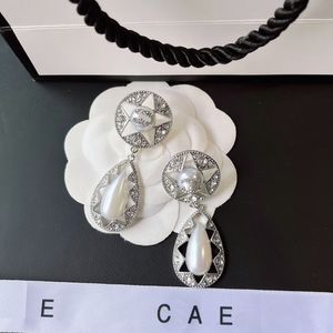 Pendientes Pendientes colgantes de boutique para mujer Joyería de diseño chapada en plata 925 Pendientes elegantes de regalos de amor Pendientes de perlas de alta calidad