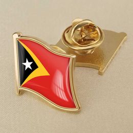 Broche con insignia de resina de cristal de la bandera nacional de Timor Oriental, insignias de bandera de todos los países del mundo