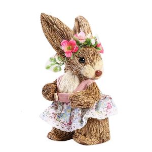 Pâques paille lapin ornement créatif artificiel lapin poupée avec fleur couronne tablier debout Figurine fête de vacances maison Q1FD 240116
