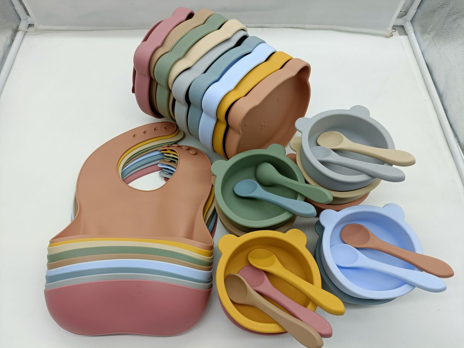 Eco-amigável novo design recém-nascido BPA Free TableWware Baby Food Plate Silicone Tiging e conjunto de alimentação de colher
