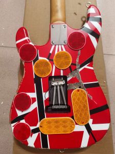 Eddie van Halen Hlex Relic Red Black Witte strepen Franken Elektrische gitaar Reflecterende plaat Floyd Rose Tremolo Smoke litteken Schoof Koolstof Geroosterde esdoornhals