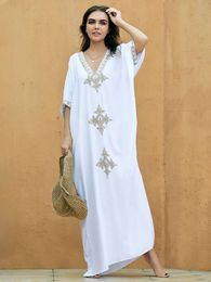 Edolynsa Elegant Gold Broidered Kaftan Retro Robe V-Neck White Robe Femmes Automne / Winter Beach Swimsuit Cover Up Up Q1373 240412