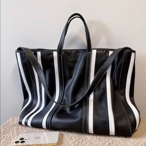 Chic sans effort en rayures : fourre-tout surdimensionné en cuir véritable avec luxe de grande capacité, design en blocs de couleurs noir et blanc. Créateur en cuir pur.