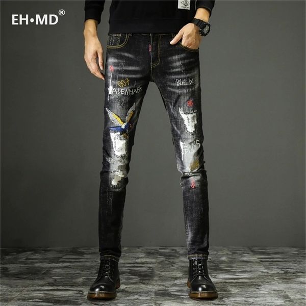 EH·MD® Aigle Brodé Jeans Hommes Art Mot Décoration Jeunesse Doux Casual Coton Élastique Mince Pantalon Badge Rouge Oreille Trou Moto 201111