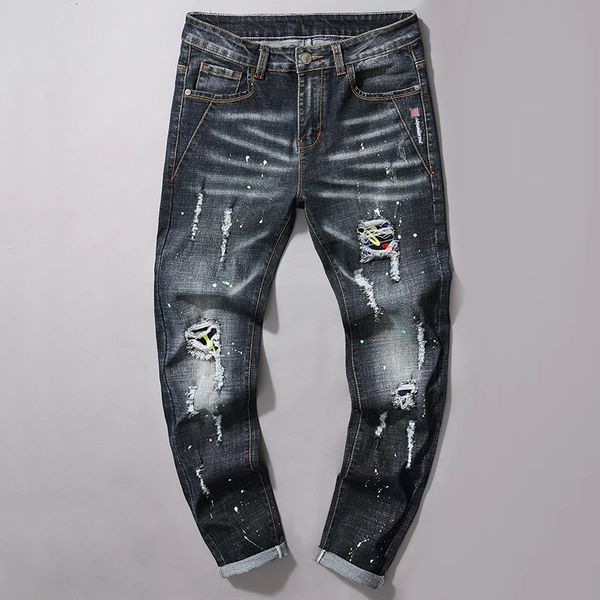 Marque élastique Men de denim en jean trou en ruine Patch de mode High Street Trendy Slim Fit Cool Daily Arrivée Pantalon Hip Hop 240420