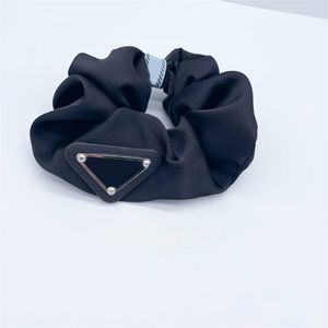 Esmalte elástico decorado estilo vintage de gran tamaño scrunchie para niñas cabello largo intestino grueso lazo para el cabello etiqueta triangular con letras banda de goma hecha a mano ZB055 E23