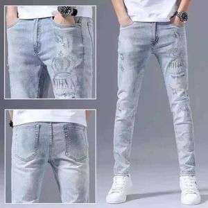 Elastische jeans, trendy zomer dunne snit voor heren met doorboorde borduurwerk, slanke pasvorm, kleine voeten, lichte kleur, veelzijdige lange broek