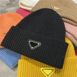 Elasticidad lujo sombreros diseñadores mujer gorro triangular regalo del día de san valentín damas exquisito algodón multicolor otoño invierno sombrero de punto a prueba de viento C23