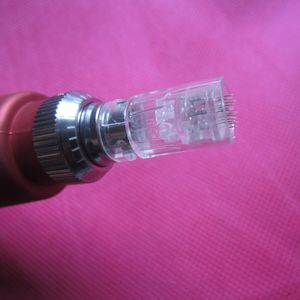 Stylo électrique de stylo de Derma Micro aiguille rouleau anti-vieillissement baguette de thérapie de peau MYM derma pen dermapen avec 2 cartouches CE
