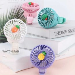 Elektrische fans Kinderen Nieuwe Summer Pols Fan Cute Fruit Mini Watch Small Fan Mute Portable USB Oplaadbare fan T220924