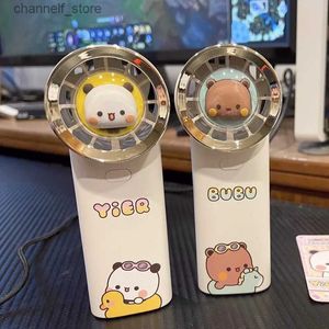 Elektrische ventilatoren Creatieve Yier Bubu Bear Holding Fan Kawaii Anime Afbeelding Mini Draagbare USB Opladen Stil Koelapparaat Hanger Decoratie Meisje GiftY240320