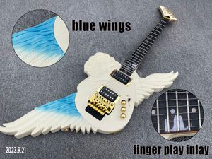 Guitare électrique couleur blanc crème, ailes fines bleues et blanches, touche en bois de rose, incrustation de points, pièces dorées, micros HH rock trémolo