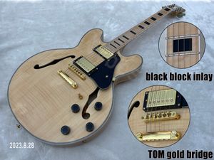 Guitare électrique corps creux jazz couleur naturelle pièces en or brillant micros HH touche en érable pickguard noir avec incrustation de bloc noir