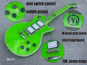 Guitare électrique couleur vert massif touche en érable impression M incrustation peinture verte sur la touche également HHH micros à pôle ouvert blanc anneaux chromés métalliques