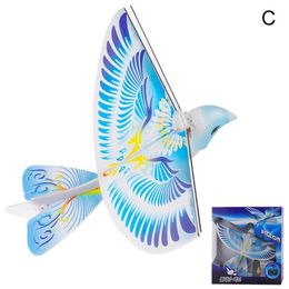 Electric/RC Dieren 360 graden 2,4 GHz Vliegende RC Bird Toy Flying Birds Mini RC Drone Toys Remote Control Mini E-Bird Laidable Toys Gifts 230420
