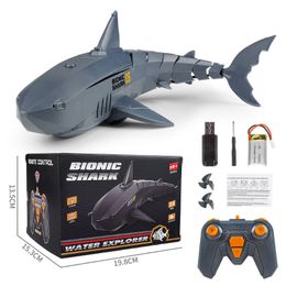 Elektrische RC Animals Electric Children S Toys 2 4G Remote Control Shark Charging Color Verschillende geschenkornamenten kunnen zwemmen in water 230705